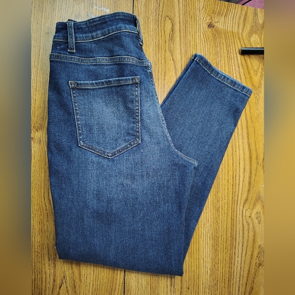 Ceros women's high-rise, relaxed fit, Tapered denim jeans, size 28. - Picture 4 of 16